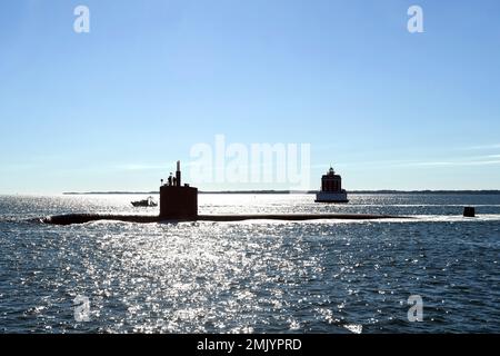 220902-N-GR655-0058 GROTON, Connecticut (2 septembre 2022) – l'USS San Juan (SSN 751) passe devant le phare de Ledge de New London alors que le navire retourne des opérations de routine à la base sous-marine navale de New London à Groton, Connecticut, le 2 septembre. Le sous-marin d'attaque rapide de classe Los Angeles USS San Juan et son équipage opèrent sous le commandement de l'escadron sous-marin (SUBRON) DOUZE et sa mission principale est de fournir des sous-marins d'attaque prêts, désireux et capables de relever les défis uniques des combats sous-marins et des opérations déployées dans des environnements impardonnables à travers le monde. Banque D'Images