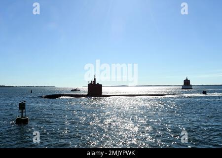 220902-N-GR655-0073 GROTON, Connecticut (2 septembre 2022) – l'USS San Juan (SSN 751) passe devant le phare de Ledge de New London alors que le navire retourne des opérations de routine à la base sous-marine navale de New London à Groton, Connecticut, le 2 septembre. Le sous-marin d'attaque rapide de classe Los Angeles USS San Juan et son équipage opèrent sous le commandement de l'escadron sous-marin (SUBRON) DOUZE et sa mission principale est de fournir des sous-marins d'attaque prêts, désireux et capables de relever les défis uniques des combats sous-marins et des opérations déployées dans des environnements impardonnables à travers le monde. Banque D'Images