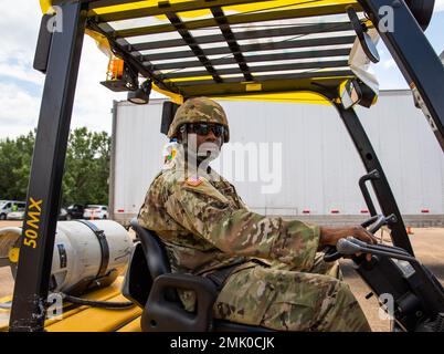 SPC. Kendrick Holder, 1st Bataillon, 204th Air Defense Artillery Regiment, exploitant un chariot élévateur pour déplacer des palettes d'eau à la Northwest Jackson Middle School à Jackson, Mississippi, le 2 septembre 2022. « Je suis membre de la Garde nationale du Mississippi parce que j'aime aider les gens », a déclaré Holder. Banque D'Images