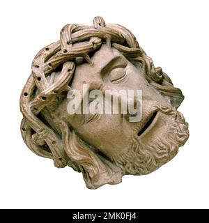 Jésus Christ, fils de Dieu, tête isolée sur fond blanc, découpe de la statue en pierre Banque D'Images