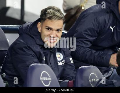 27th janvier 2023 ; Etihad Stadium, Manchester , Angleterre ; FA Cup football, Manchester City versus Arsenal ; le gardien de but de Manchester City Ederson regarde depuis le banc des substituts Banque D'Images