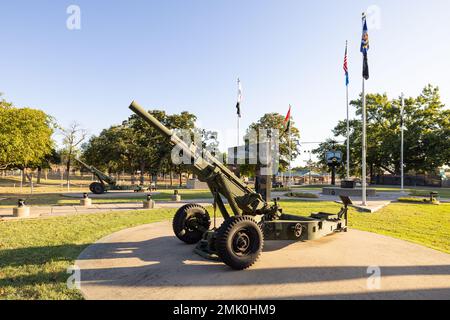 Shawnee, Oklahoma, Etats-Unis - 15 octobre 2022 : le parc commémoratif des anciens combattants à côté du palais de justice du comté de Pottawatomie Banque D'Images