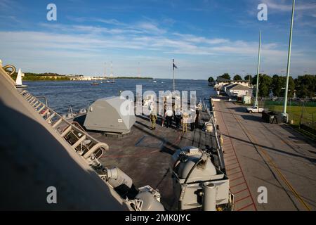 ANNAPOLIS, Maryland (sept 2, 2022) les visiteurs visitent le navire de combat littoral Freedom-variant USS Minneapolis-Saint Paul (LCS 21) à Annapolis, MD, le 2 septembre 2022. L'USS Minneapolis-Saint Paul doit participer à la Fleet week Maryland 2022. Banque D'Images