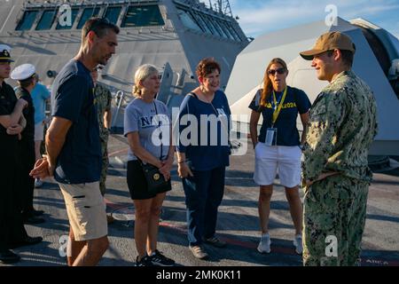 ANNAPOLIS, Maryland (sept 2, 2022) le lieutenant Joseph Varello donne des visites publiques du navire de combat littoral Freedom-variant USS Minneapolis-Saint Paul (LCS 21) à Annapolis, MD, le 2 septembre 2022. L'USS Minneapolis-Saint Paul doit participer à la Fleet week Maryland 2022. Banque D'Images