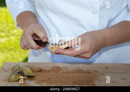 chef homme à la main faire du foie gras de canard toast Banque D'Images