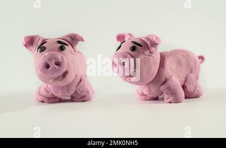 animaux de ferme modèles artisanaux d'un cochon mignon avec argile molle jouer pâte non toxique isolé sur fond blanc Banque D'Images