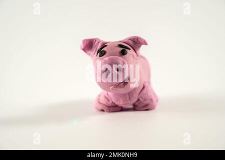 modèle artisanal fait main d'un mignon cochon avec pâte de jeu d'argile molle non toxique isolé sur fond blanc Banque D'Images