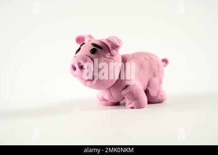 modèle d'animal de ferme d'un mignon porc avec pâte de jeu d'argile molle non toxique isolé sur fond blanc Banque D'Images