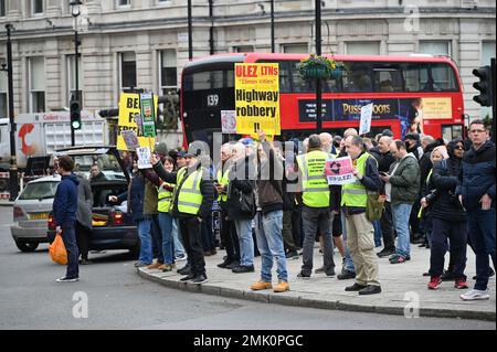 Place Trafalgar, 28 janvier 2023. Londres, Royaume-Uni. Des centaines de manifestants se rassemblent sur Trafalgar Square à Londres pour s'opposer à l'expansion de l'ULEZ dans tous les quartiers de Londres à partir d'août 29h 2023. Les escroqueries de zone à très faible émission sont pour contrôler les personnes. Banque D'Images