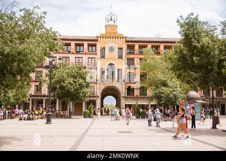 Tolède, Espagne - 21 juin 2022: Place Zocodover et Arco de la Sangre, l'une des places les plus populaires pour les touristes Banque D'Images