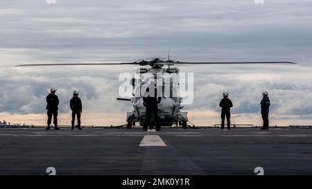 220902-N-XH769-1150 MER BALTIQUE (SEPT. 2, 2022) Un hélicoptère NH-90 néerlandais prépare un vol du navire de soutien multimission de la Royal Netherlands Navy HNLMS Karel doorman (A 833) au navire d'assaut amphibie de classe Wasp USS Kearsarge (LHD 3) le 2 septembre 2022. Le Kearsarge Amphiobie Ready Group et a embarqué 22nd Marine Expeditionary Unit, sous le commandement et le contrôle de la Task Force 61/2, est en cours de déploiement prévu dans la zone d'opérations de la Marine des États-Unis en Europe, employée par la U.S. Sixth Fleet pour défendre les intérêts américains, alliés et partenaires. Banque D'Images