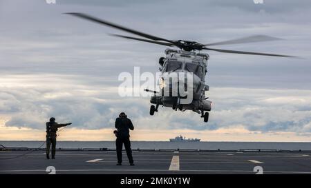 220902-N-XH769-1190 MER BALTIQUE (SEPT. 2, 2022) Un hélicoptère NH-90 néerlandais survole le pont de vol du navire de soutien multimission de la Marine royale des pays-Bas, HNLMS Karel doorman (A 833), avant de transiter au navire d'assaut amphibie de classe Wasp, USS Kearsarge (LHD 3) le 2 septembre 2022. Le Kearsarge Amphiobie Ready Group et a embarqué 22nd Marine Expeditionary Unit, sous le commandement et le contrôle de la Task Force 61/2, est en cours de déploiement prévu dans la zone d'opérations de la Marine des États-Unis en Europe, employée par la U.S. Sixth Fleet pour défendre les intérêts américains, alliés et partenaires. Banque D'Images