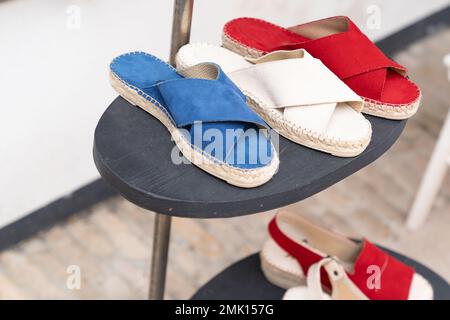 femme chaussures moderne coloré français blanc rouge bleu espadrilles à vendre dans la rue du magasin Banque D'Images