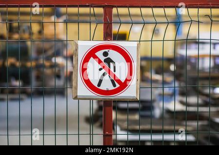 panneau de non-entrée sur la clôture de l'usine Banque D'Images