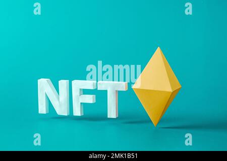 NFT 3D lettres texte et symbole sont un symbole des technologies modernes art numérique et crypto monnaie en ligne et Internet. Illustration de haute qualité Banque D'Images