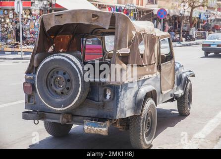 Vieux vus de police avec une fuite de toit en Égypte Banque D'Images