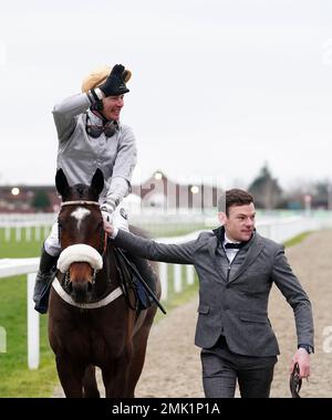 Johnny Charron après avoir remporté les étalons de Dahlbury à Chapel Stud Cleeve , hessez-vous sur Gold Tweet pendant la journée des essais au festival de Cheltenham Racecourse. Date de la photo: Samedi 28 janvier 2023. Banque D'Images