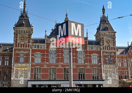 Amsterdam, pays-Bas - août 2022 : panneau indiquant le réseau de métro devant la gare centrale de la ville Banque D'Images