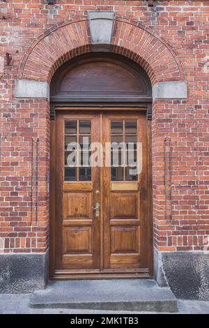 Portes en bois avec arche dans une ancienne maison en briques au Danemark Banque D'Images