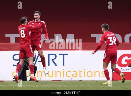 Dion Conroy, de Crawley Town (au centre), célèbre le deuxième but du match de son côté lors du match de la Sky Bet League Two au Broadfield Stadium, Crawley. Date de la photo: Samedi 28 janvier 2023. Banque D'Images