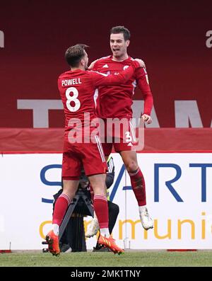 Dion Conroy, de Crawley Town (au centre), célèbre le deuxième but du match de son côté lors du match de la Sky Bet League Two au Broadfield Stadium, Crawley. Date de la photo: Samedi 28 janvier 2023. Banque D'Images