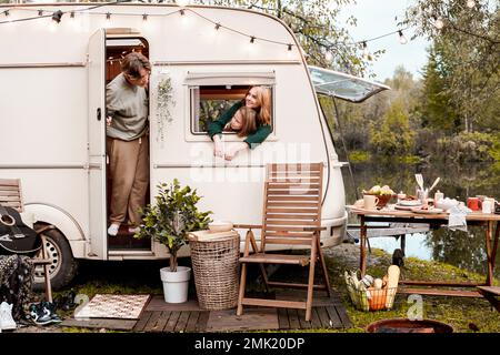 Enfants, famille, frère sœur voyageant en camping-car, maison sur roues. Position initiale du moteur de la remorque. Vue sur la fenêtre. Drôle de voyage de route.Camping van nuit.WAN Banque D'Images