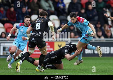 Newport, Royaume-Uni. 28th janvier 2023. Sam Johnson de Glasgow Warriors (r) est attaqué. United Rugby Championship, Dragons v Glasgow Warriors à Rodney Parade Newport le samedi 28th janvier 2023. photo par Andrew Orchard/Andrew Orchard sports photographie/Alamy Live News crédit: Andrew Orchard sports photographie/Alamy Live News Banque D'Images