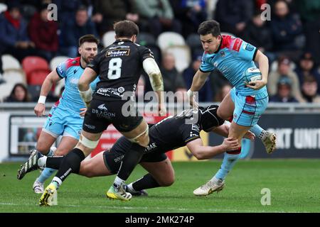 Newport, Royaume-Uni. 28th janvier 2023. Sam Johnson de Glasgow Warriors (r) est attaqué. United Rugby Championship, Dragons v Glasgow Warriors à Rodney Parade Newport le samedi 28th janvier 2023. photo par Andrew Orchard/Andrew Orchard sports photographie/Alamy Live News crédit: Andrew Orchard sports photographie/Alamy Live News Banque D'Images