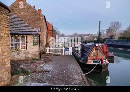 La boutique du canal et les bateaux étroits sur le canal de Grand Union à Stoke Bruerne en hiver au lever du soleil. Northamptonshire. Angleterre Banque D'Images