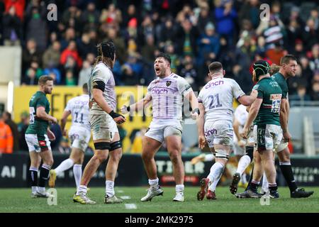 Ethan Walker de Northampton Saints et ses coéquipiers célèbrent leur victoire lors du dernier coup de sifflet lors du match Gallagher Premiership Leicester Tigers vs Northampton Saints à Mattioli Woods Welford Road, Leicester, Royaume-Uni, 28th janvier 2023 (photo de Nick Browning/News Images) Banque D'Images