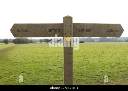 Panneau à Dedham Vale pointant vers Flatford dans le Suffolk et Dedham dans l'Essex, partie du Stour Valley Path. Banque D'Images