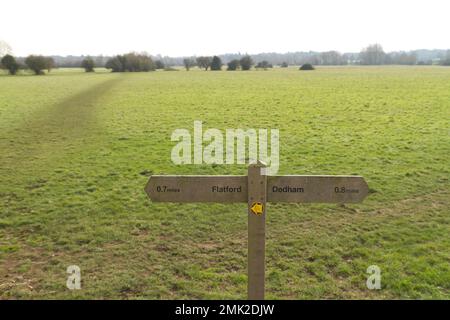 Panneau à Dedham Vale pointant vers Flatford dans le Suffolk et Dedham dans l'Essex, partie du Stour Valley Path. Banque D'Images