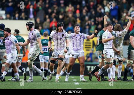 Leicester, Royaume-Uni. 28th janvier 2023. Ethan Walker de Northampton Saints et ses coéquipiers célèbrent leur victoire lors du dernier coup de sifflet lors du match Gallagher Premiership Leicester Tigers contre Northampton Saints à Mattioli Woods Welford Road, Leicester, Royaume-Uni, 28th janvier 2023 (photo de Nick Browning/News Images) à Leicester, Royaume-Uni, le 1/28/2023. (Photo de Nick Browning/News Images/Sipa USA) crédit: SIPA USA/Alay Live News Banque D'Images