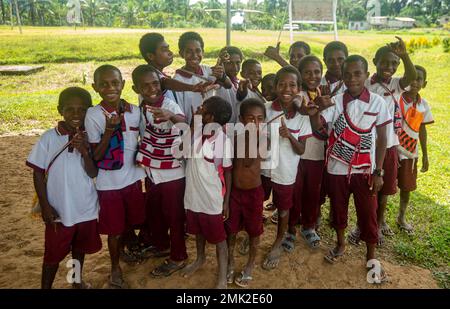 Les enfants de l'école communautaire Arin posent pour une photo dans la province de Sepik est, Papouasie-Nouvelle-Guinée, le 02 2022 septembre. L'équipe d'enquête a visité plusieurs régions de la province montagneuse de Sepik est dans l'espoir de récupérer les membres du service américain disparus perdus pendant la Seconde Guerre mondiale La mission de la DPAA est de réaliser la comptabilité la plus complète possible pour le personnel des États-Unis manquant et non comptabilisé auprès de leur famille et de la nation. Banque D'Images