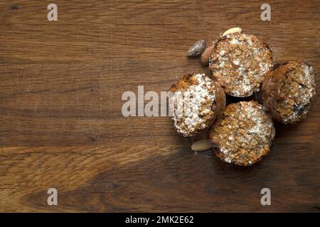 Muffins à la banane fraîchement cuits vue de dessus sur fond de bois avec espace de copie, cupcakes végétaliens sains, concept végétarien de régime Banque D'Images