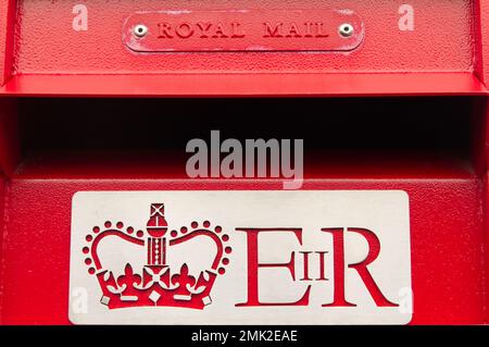 Gros plan d'une boîte postale du Royal Mail avec le Royal Cypher de feu la reine Elizabeth 11, E11R. Banque D'Images