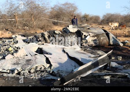 Jabalpur, Inde. 28th janvier 2023. Gwalior, Madhya Pradesh, Inde, janvier 28,2023. Les gens se tiennent près de l'épave d'un avion après qu'un avion de chasse Sukhoi su-30 et Dassault Mirage 2000 s'est écrasé pendant un exercice dans la région de Pahargarh, à environ 50 kilomètres (30 miles) de Gwalior, Madhya Pradesh sur 28 janvier 2023. La police présente sur le site de l'accident a déclaré qu'il y avait eu une collision aérienne apparente pendant l'exercice du 28 janvier. Photo par - Uma Shankar Mishra crédit: River Ganga/Alay Live News Banque D'Images