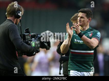 Freddie Burns de Leicester Tigers dit adieu à la foule après le match Gallagher Premiership au Mattioli Woods Welford Road Stadium de Leicester. Date de la photo: Samedi 28 janvier 2023. Banque D'Images