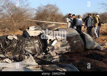 Jabalpur, Inde. 28th janvier 2023. Gwalior, Madhya Pradesh, Inde, janvier 28,2023. Les gens se tiennent près de l'épave d'un avion après qu'un avion de chasse Sukhoi su-30 et Dassault Mirage 2000 s'est écrasé pendant un exercice dans la région de Pahargarh, à environ 50 kilomètres (30 miles) de Gwalior, Madhya Pradesh sur 28 janvier 2023. La police présente sur le site de l'accident a déclaré qu'il y avait eu une collision aérienne apparente pendant l'exercice du 28 janvier. Photo par - Uma Shankar Mishra crédit: River Ganga/Alay Live News Banque D'Images