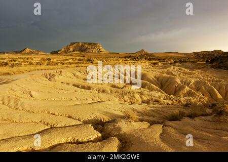 Saragosse dans la lumière magique et Bardenas Reales - un paysage d'une autre étoile Banque D'Images