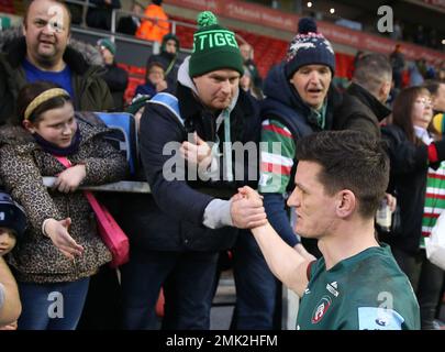 Freddie Burns de Leicester Tigers dit adieu à la foule après le match Gallagher Premiership au Mattioli Woods Welford Road Stadium de Leicester. Date de la photo: Samedi 28 janvier 2023. Banque D'Images