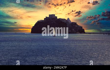 Isola di Ischia al tramonto Banque D'Images