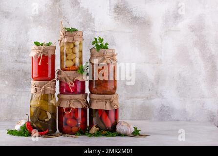 Légumes marinés dans des pots en verre. Banque D'Images