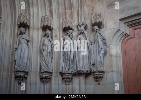 Cinq vierges stupides montrant leurs sculptures de tristesse à la cathédrale intérieure de Magdeburg - Magdeburg, Allemagne Banque D'Images