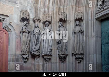 Cinq vierges sages montrant leurs sculptures de joie à la cathédrale intérieure de Magdeburg - Magdeburg, Allemagne Banque D'Images