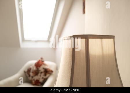 Peu profonde mise au point d'un abat-jour en tissu vu dans une maison récemment rénovée. Banque D'Images