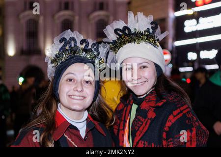 Les foules se rassemblent ce soir à Piccadilly Circus à l'approche des feux d'artifice de la Saint-Sylvestre à Londres. Photo prise le 31st décembre 2022. © Belinda Jiao j Banque D'Images