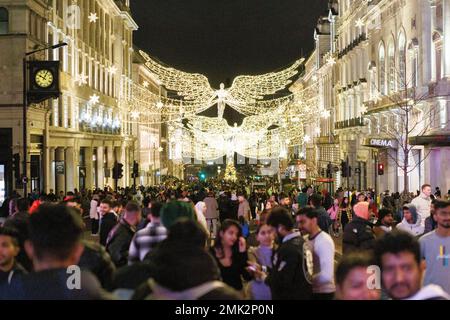 Les foules se rassemblent ce soir à Piccadilly Circus à l'approche des feux d'artifice de la Saint-Sylvestre à Londres. Photo prise le 31st décembre 2022. © Belinda Jiao j Banque D'Images