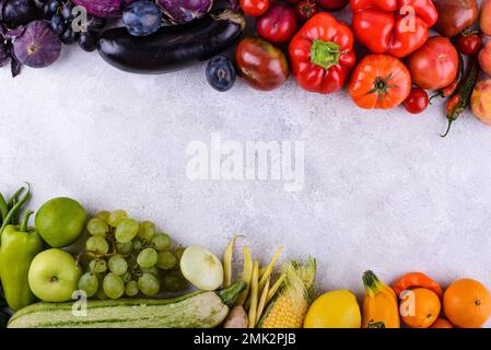 Assortiment de légumes et de fruits de couleur arc-en-ciel Banque D'Images