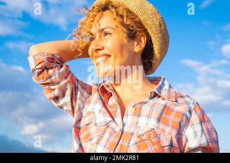 Une femme heureuse admirant l'extérieur et le soleil lors d'une activité de loisirs en plein air seule. Expression du visage joyeuse chez les femmes d'âge moyen. un mode de vie sain et Banque D'Images